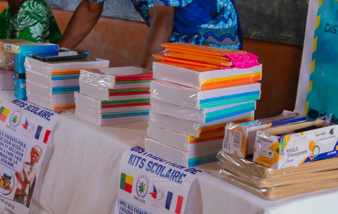 Distribution des kits scolaires — Glo Alladacomè